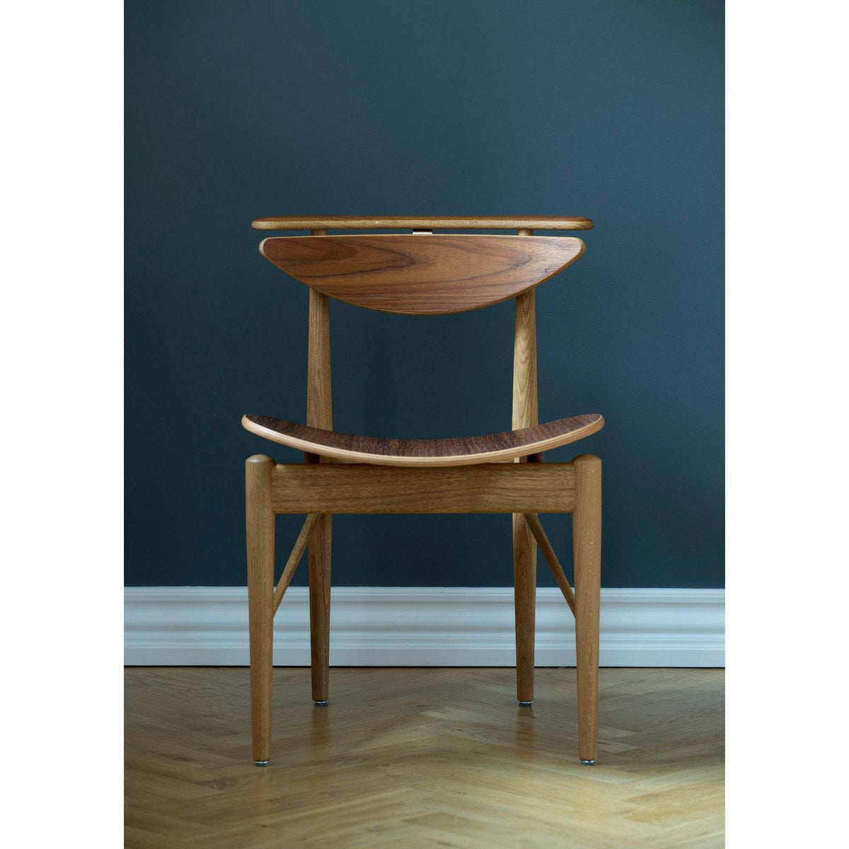 House of Finn Juhl - Reading Chair Veneer/ Oak-Walnut - Skandium London