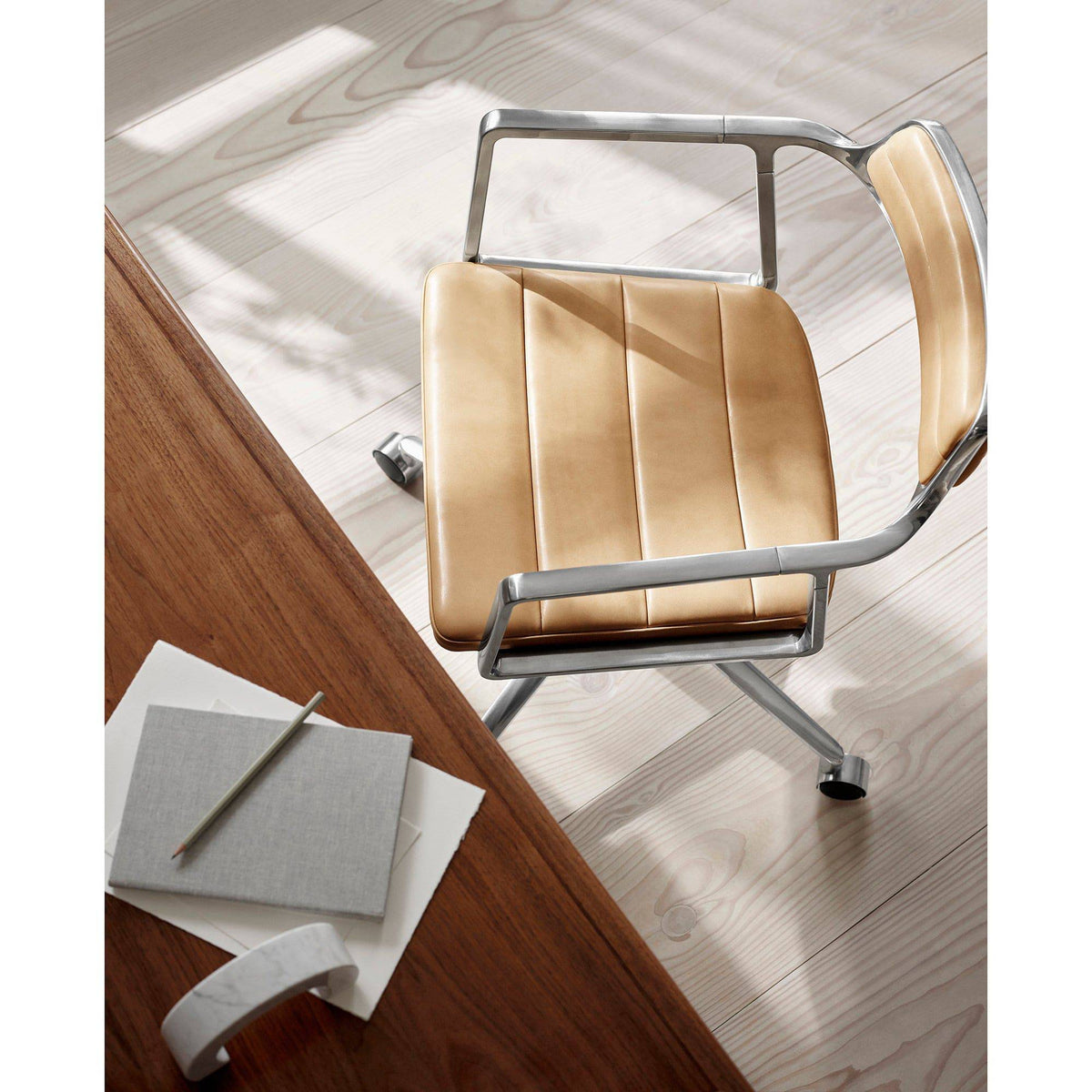 Vipp - VIPP452 - Swivel Chair - Sand Leather - Gliders - Skandium London