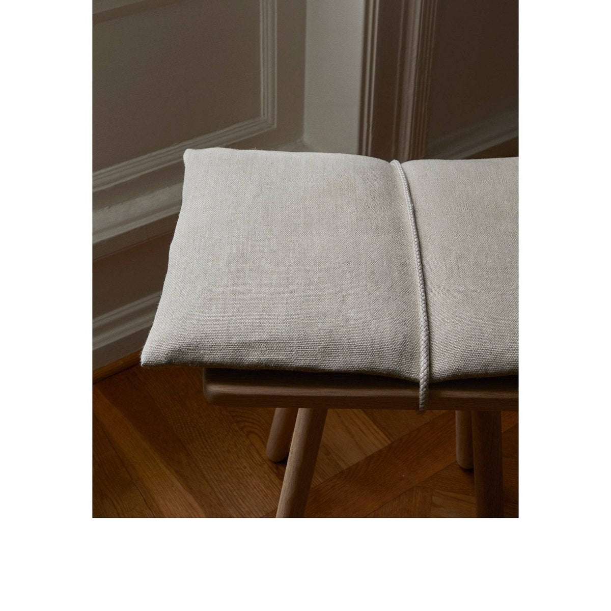 Fritz Hansen - Georg stool, linen - Skandium London