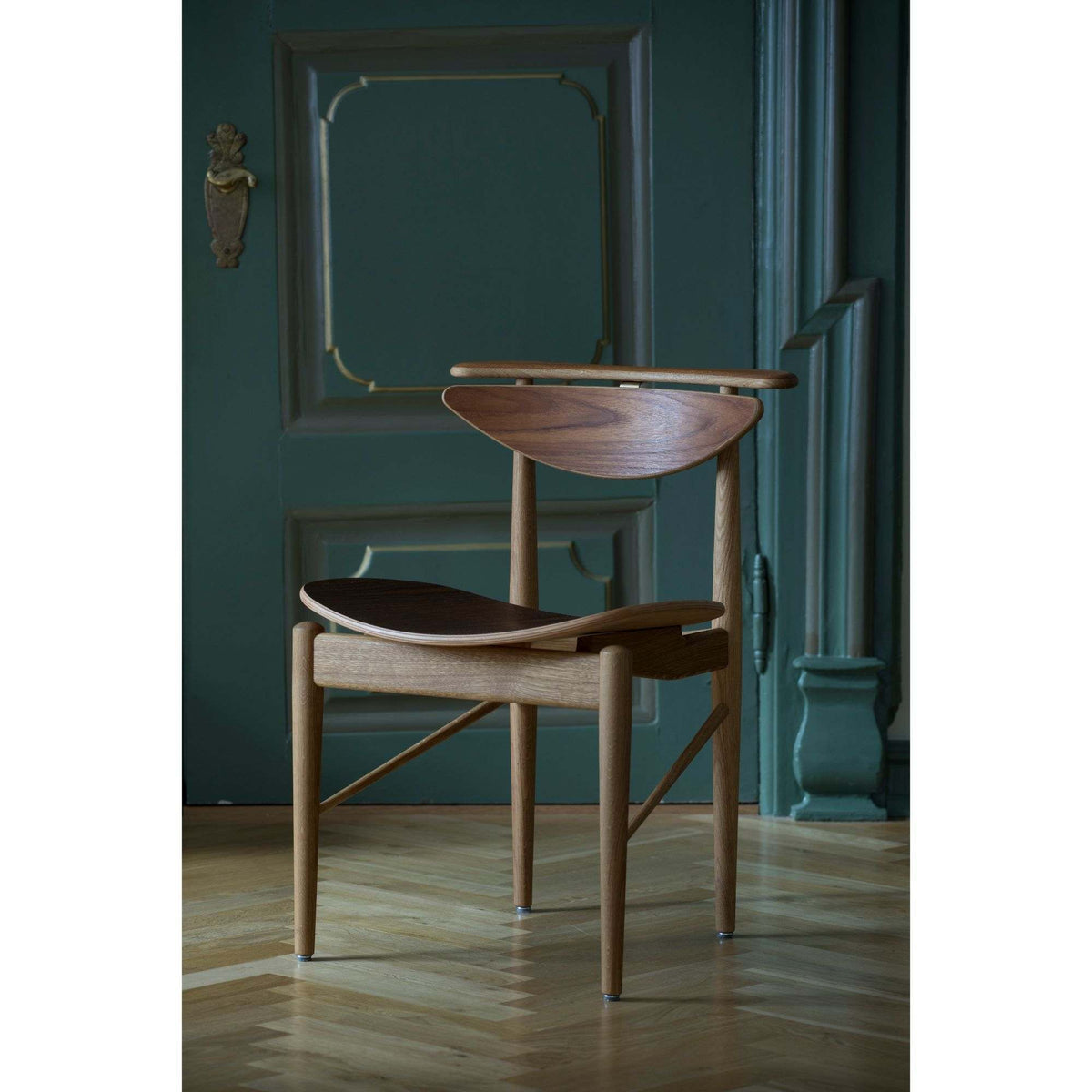 House of Finn Juhl - Reading Chair Veneer/ Oak-Walnut - Skandium London