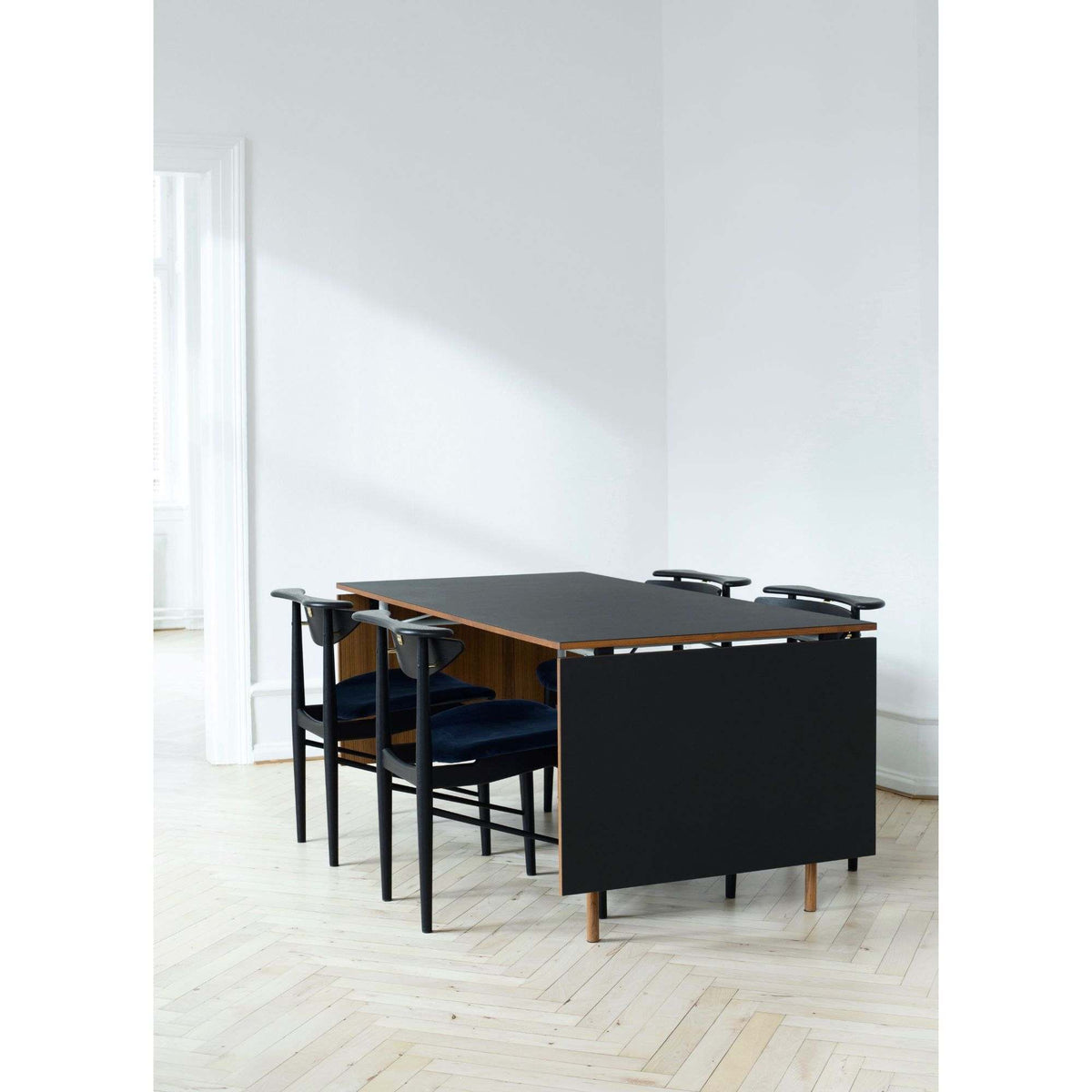Nyhavn Dining Table With 2 Leaves | House of Finn Juhl | Skandium London