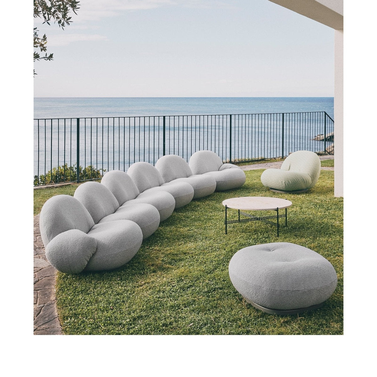 Gubi - Pacha Lounge Chair - Outdoor Swivel w. Armrest - Skandium London